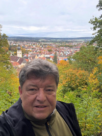 2025-11-02 Andreas Weinmann auf dem Weinberg 1